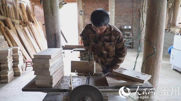 韋保成正在做木工。王殷富 攝 