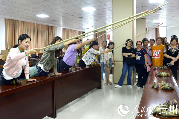 圖為：金華鎮“釣粽子”比賽現場 郝涌智 攝