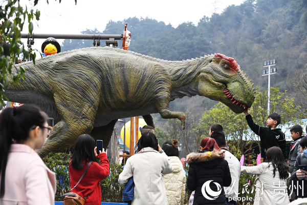 市民游客正在貴陽阿哈湖-米克小鎮侏羅紀恐龍谷主題活動上體驗游玩。