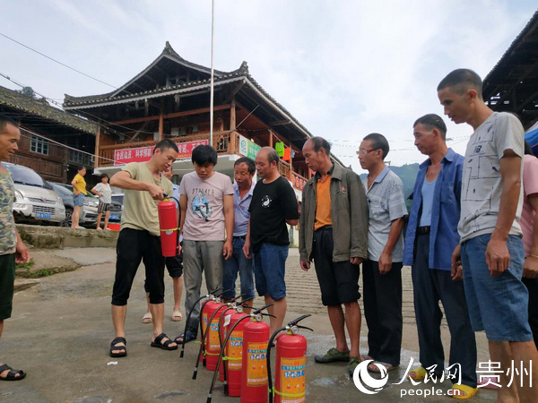 圖為黎平縣九潮鎮寶寨村全體黨員和村組干部參加消防演練現場。蔣佐貴 攝