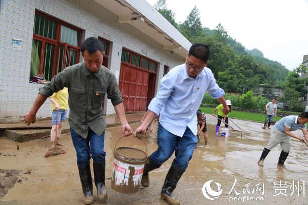 黨員在幫助受災農戶清淤。陳龍 史開心 攝