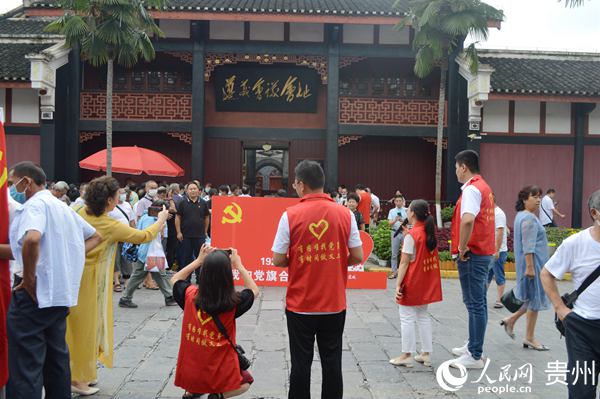老城街道開展“拍”一張黨旗合影活動。