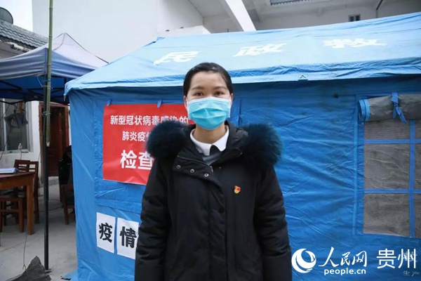覃丹同志開展疫情監控和車輛人員篩查檢測工作。