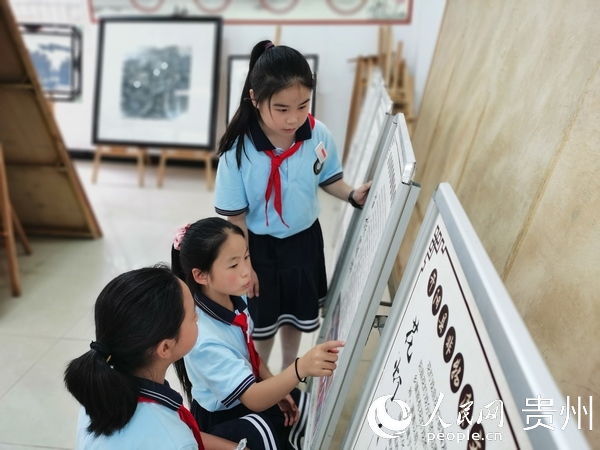 學生了解開陽花燈戲發展歷程。古仕梅  攝