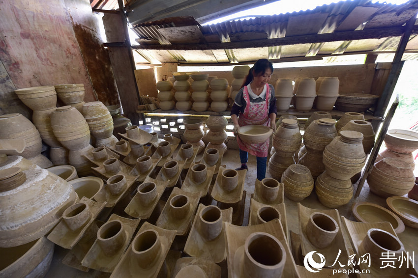 7月4日，土陶匠人在張忠祥的土陶作坊裡搬運制作陶坯的模具。