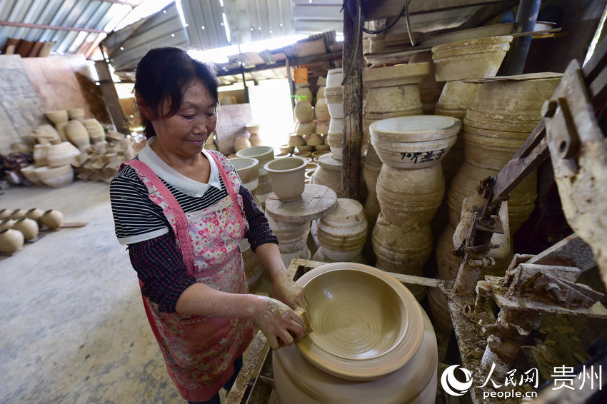 7月4日，土陶匠人在張忠祥的土陶作坊裡制作陶坯。