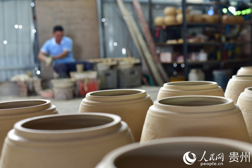 7月4日，張忠祥在自己的土陶作坊裡制作陶坯。