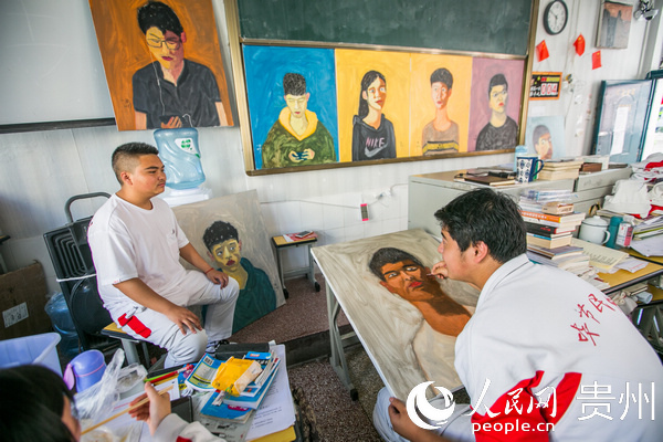 7月2日，劉一歌正在貴州省畢節市民族中學教室裡為同學畫肖像。