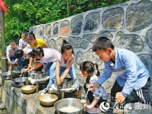 孩子們在苗寨裡體驗傳統生活。碧江融媒體中心提供