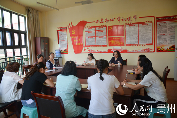 貴陽市十一幼的老師和麻江縣實驗幼兒園的老師一起分享一天的收獲。