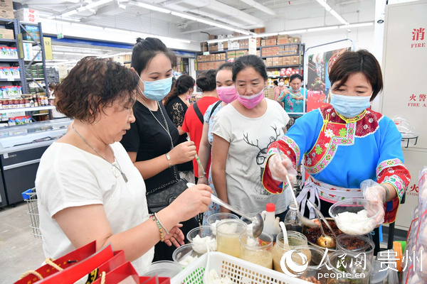 圖為市民爭先嘗試助農特產辣子雞。張奕妍 攝