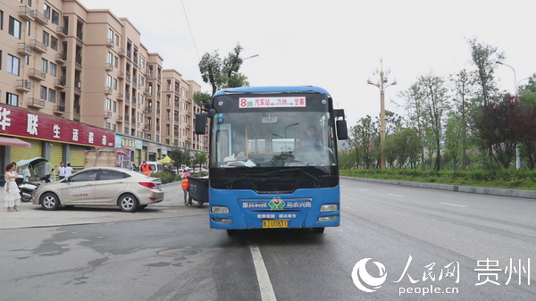 搬遷群眾赴茭白基地務工接送車。石芳 攝