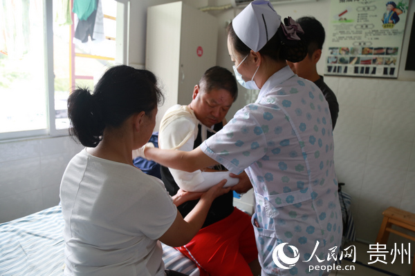 詹紹青在醫院接受治療。碧江融媒體中心提供