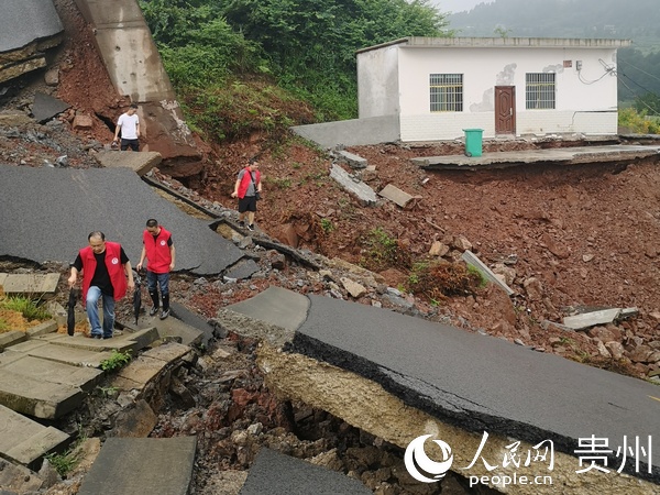 地質災害后公路上的巨大裂縫。管慶軍供圖