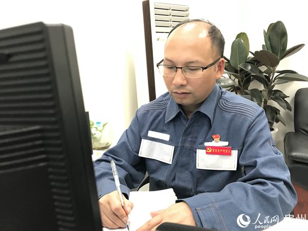 代言人吳建春正在對安全生產進行分析記錄。