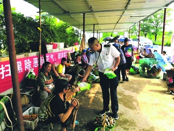 7月10日，执法人员向村民发放预防野生菌食物中毒宣传资料。