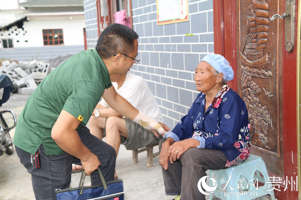 崔飛（左一）詢問老人的生活情況。楊友 攝
