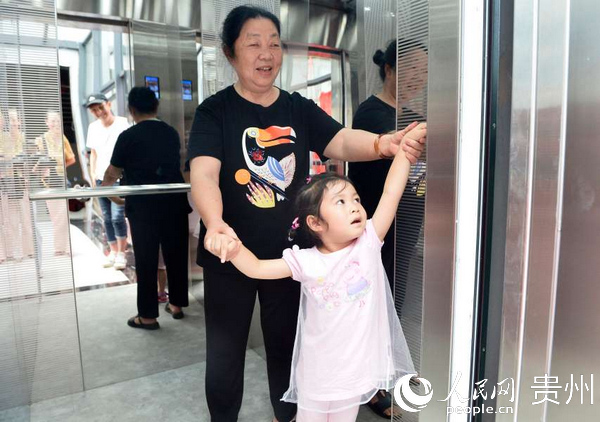 居民羅女士帶孫女開心地試乘電梯。丁偉鑫 攝