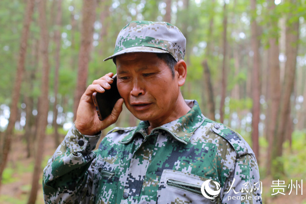7月17日，黔西縣雨朵鎮平壩村的一護林員打電話詢問，走失的另一護林員。