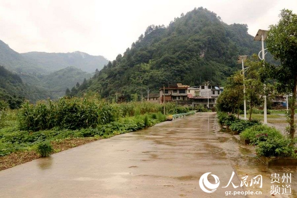 江寨村位于独山县东南部，由原来的江寨、维寨、利山3个行政村合并而成，现辖13个村民小组……
