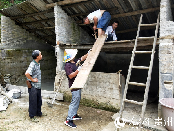 為其修繕圈舍。田海燕 攝