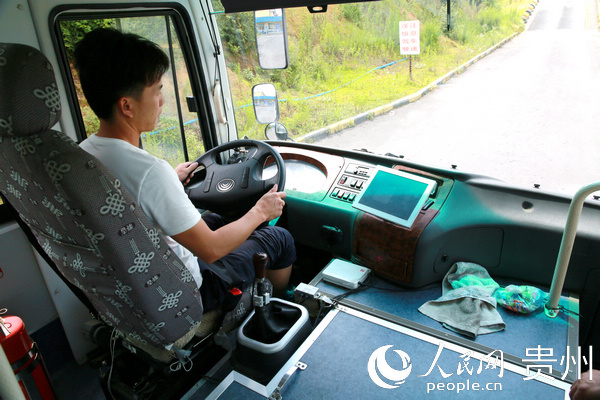 2018年7月，贫困户公交车驾驶员在科目二学习中。贵州省道路运输局供图