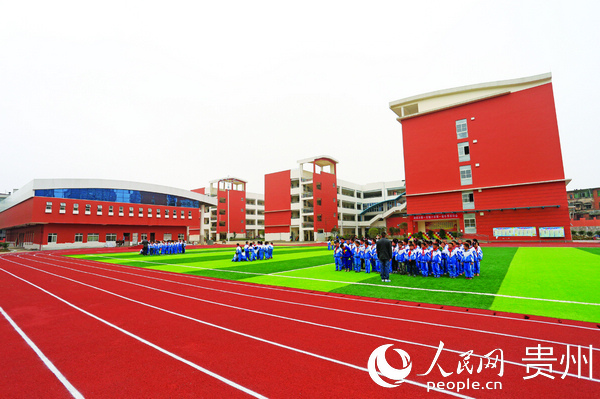 清镇市第一实验小学校区。潘江 摄