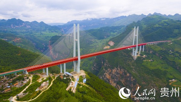 贵州北盘江大桥，连接山乡内外。刘叶琳 摄