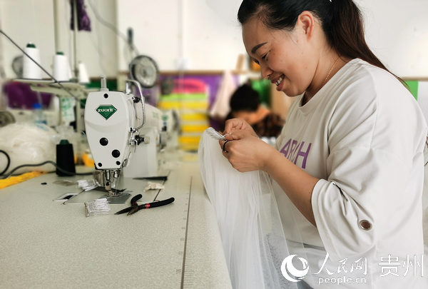 “快手”黃成香正在加工婚紗