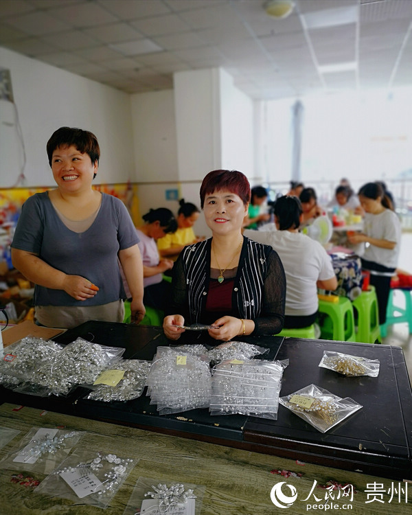 嚴芳正在車間內檢驗加工成品，耐心給員工傳授技術