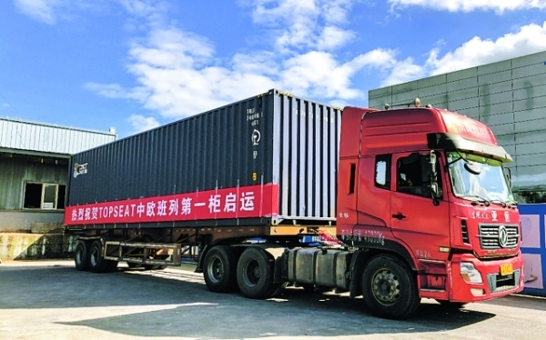 滿載貨物的集裝箱卡車在貴安新區海關監管下駛出平壩夏雲工業園。
