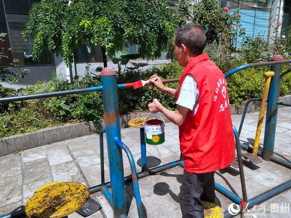 富華社區志願者為鬆喜桃沅小區健身器材除鏽刷漆。