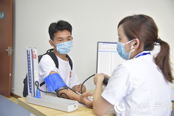 醫護人員為應征青年檢測血壓