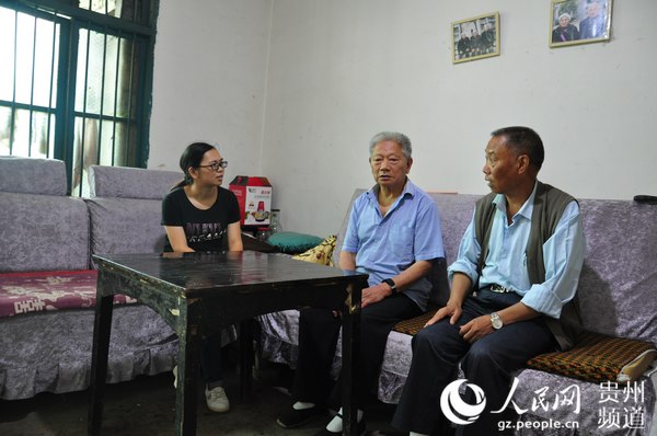 大磏鎮黨委委員、組織委員姚青（左一）上門訪談退休干部。