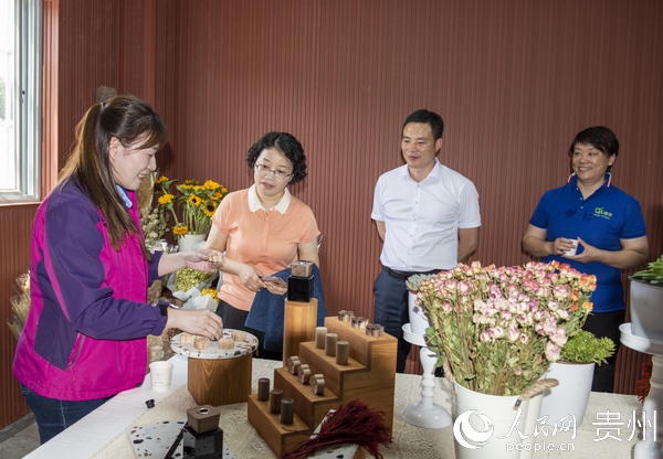 梁安莉介紹花卉基地生產的鮮花產品 李學友攝