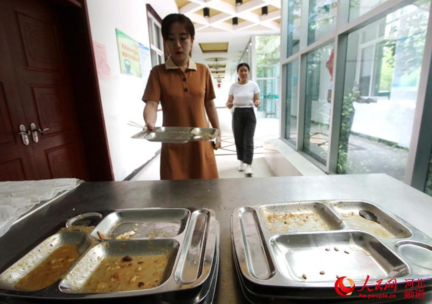 8月12日，在河北省邯鄲市永年區供電公司職工餐廳，職工正在放回就餐餐具。 胡高雷 攝