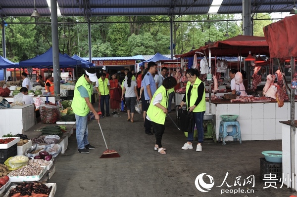 志願者清掃金鐘村臨時農貿市場內的垃圾
