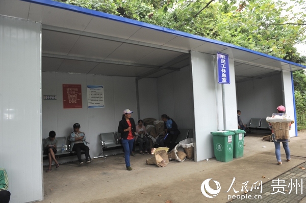 農民工在搭建好的休息室裡休息