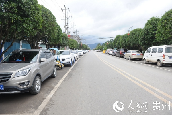 沿街車輛有序停放
