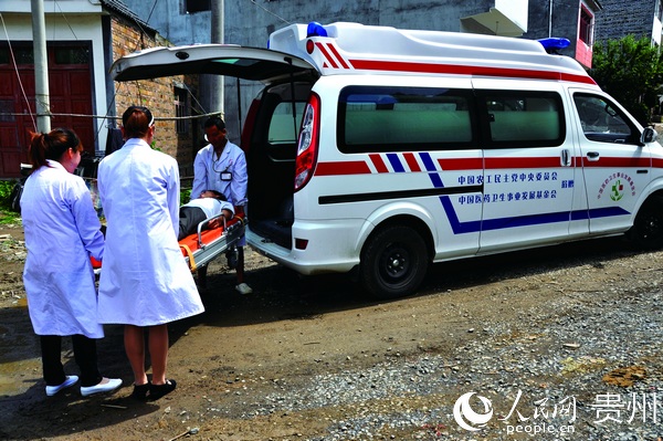 農工黨中央聯合中國衛生初級保健基金會捐贈的醫療救護車正在接診急診病人。 吳學富 攝