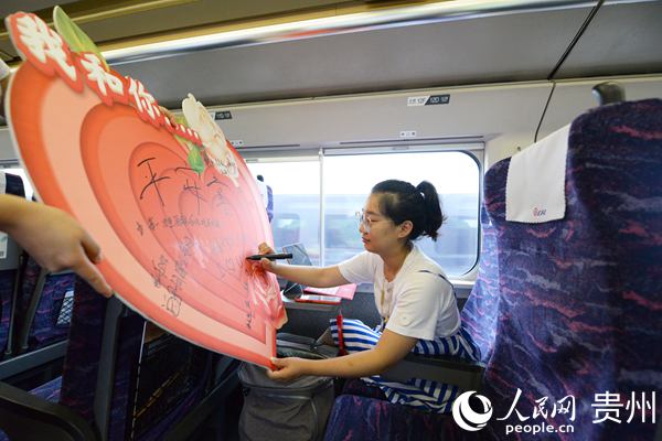旅客在留言板上寫下對愛的期望。沈向全 攝