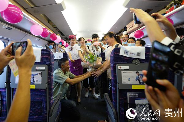 珊瑚婚35年的旅客唐昌雲送花給老伴劉小瓊。沈向全 攝