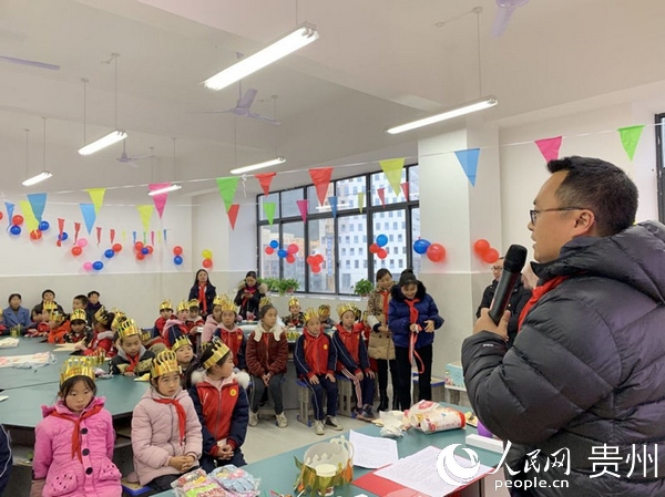 廣幫教師陳建德在福泉樂崗小學留守兒童集體生日會上作鼓勵性講話。黔南州教育局供圖