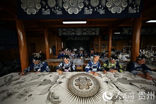 8月25日，在贵州省丹寨县蓝锦染艺非遗扶贫工坊，当地苗族妇女正在绘制蜡染制品。黄晓海 摄
