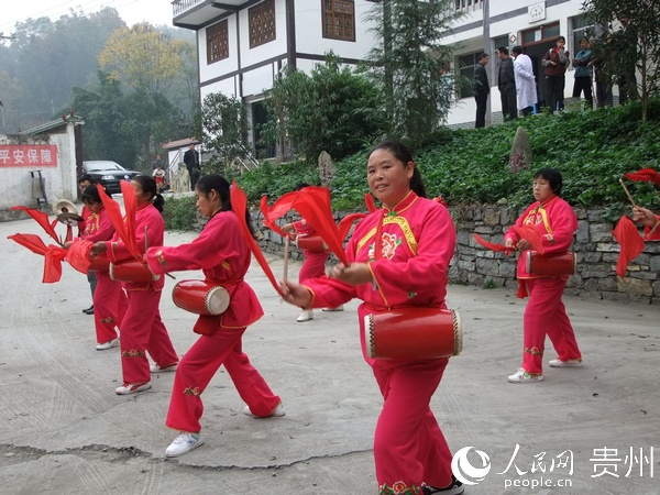 道真自治縣三江鎮群樂村老年學校舞蹈班進行戶外教學。