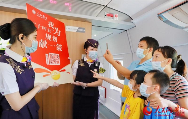 在G590次復興號列車上,旅客們積極參與活動,掃碼留言。周圍 攝