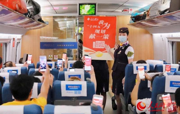 在G590次復興號列車上,旅客們積極參與活動,掃碼留言。周圍 攝