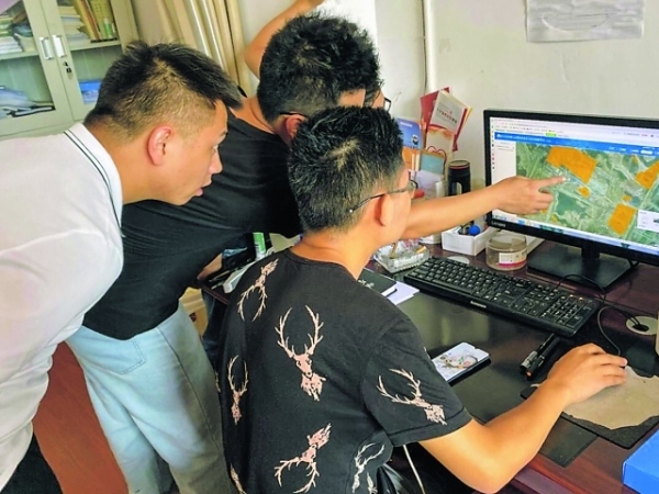 貴安新區統計中心工作人員在進行普查區域劃分繪圖工作。