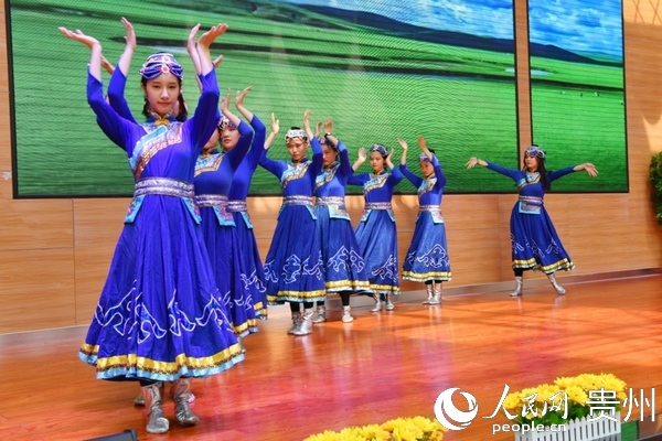 新疆舞表演。張奕妍 攝
