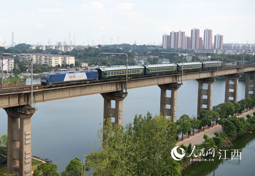 9月4日，6025/6次九江—麻城“公益慢火車”行駛在京九鐵路九江長江大橋上。（胡國林/攝）